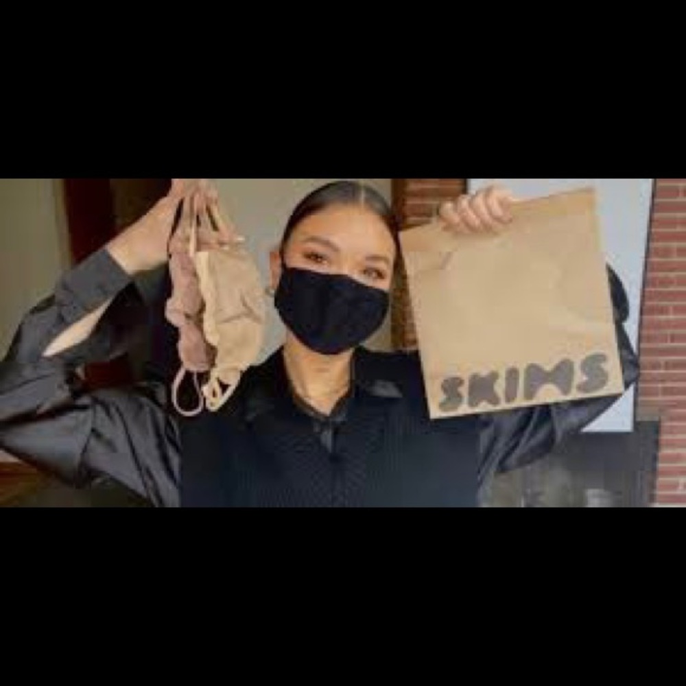 Skims Face Mask - Picture 2 of 3